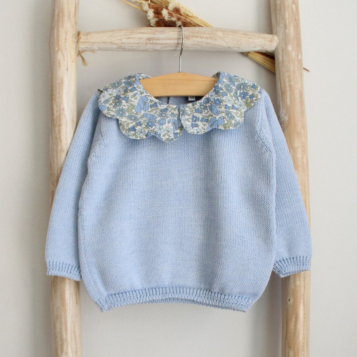Knitted sweater with flower collar