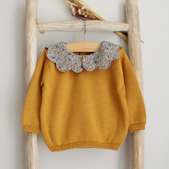 Knitted sweater with flower collar