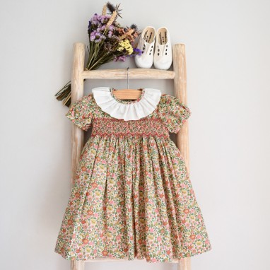 Vestido em flores Liberty bordado com favos