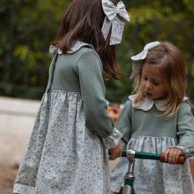 Vestido com corpo de malha e saia de flores