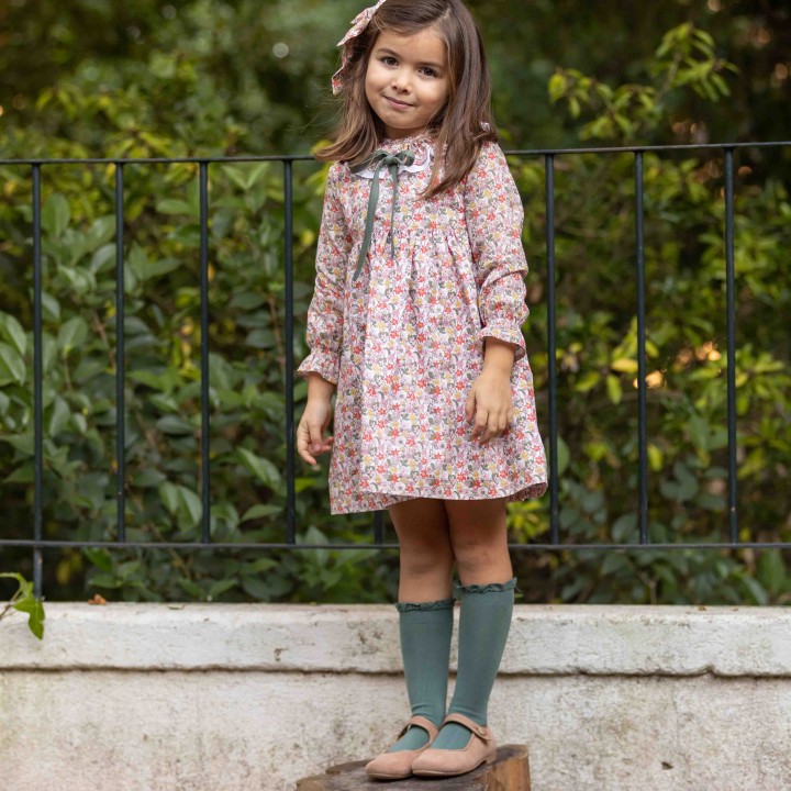 Vestido com padro de flores e lao verde