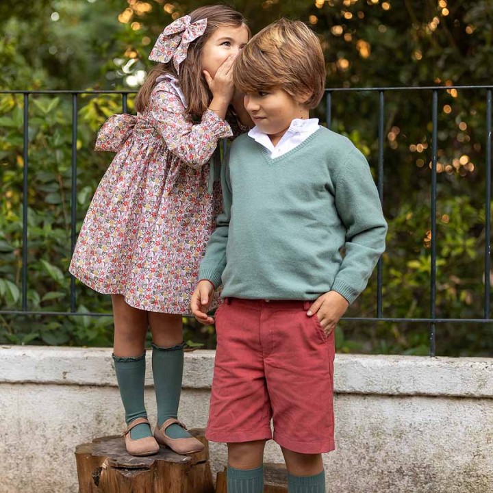 Vestido com padro de flores e lao verde