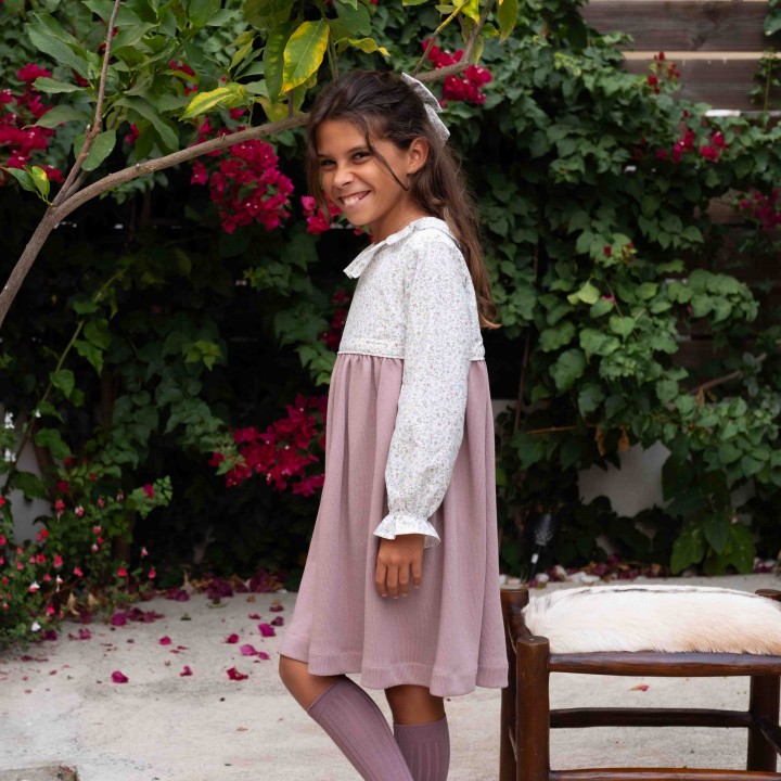 Vestido com corpo de malha e saia de flores